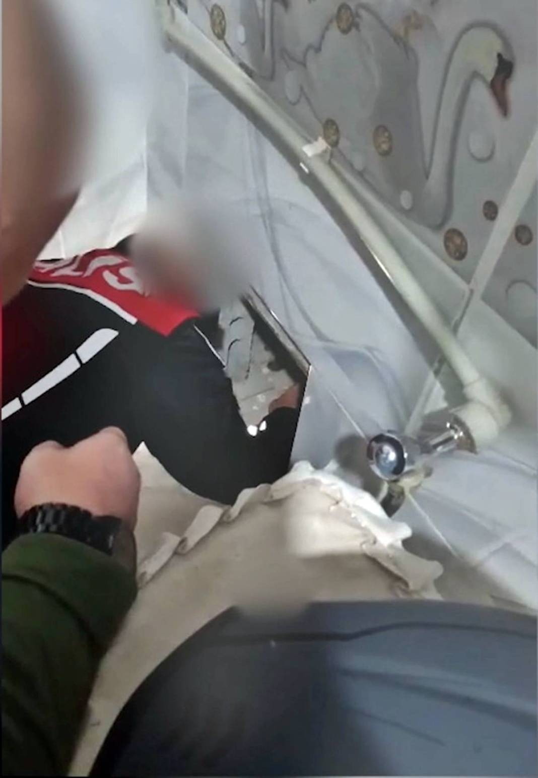 Firari hükümlü, ev baskınında öyle bir yerden çıktı ki polisler şaştı kaldı! Film sahnelerini aratmadı 1